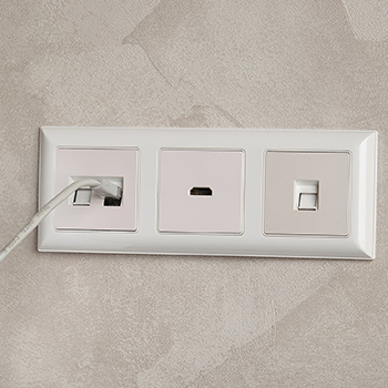 рамка 3-постовая IEK РУ-3-Бр Brite белый / белый - пример установки