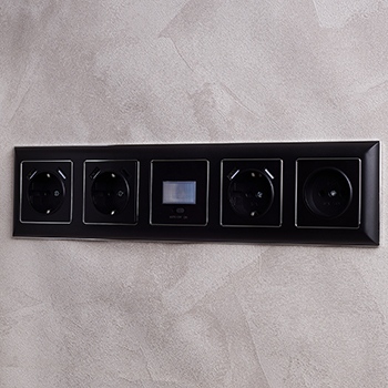 рамка 5-постовая IEK РУ-5-Бр Brite хром / черный - пример установки