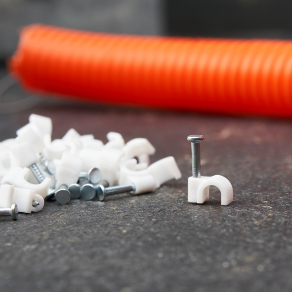 Скоба круглая 4мм пластик  Rexant 50шт