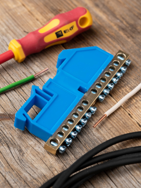 Шина нулевая 6*9 14групп DIN-изолятор синий винтовой EKF 
