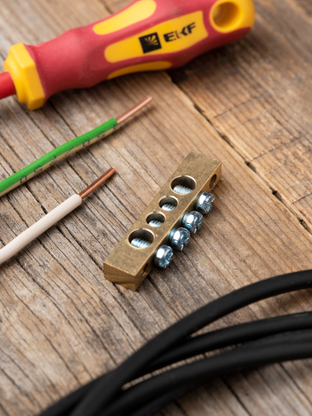 Шина нулевая 6*9 4групп без изолятора винтовой по краям EKF 