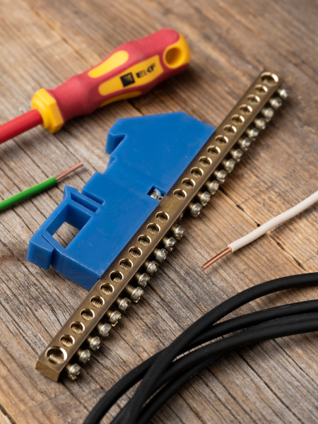 Шина нулевая 6*9 24групп DIN-изолятор синий на DIN-рейку EKF 